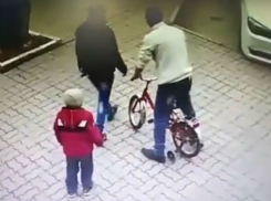 Бумерангом пригрозила женщина молодой семье с ребенком, попавшей в Ростове на видео с ее кошельком