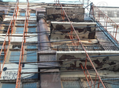 Житель Ростова попал под «обстрел» падающих с многоэтажки кирпичей в центре города