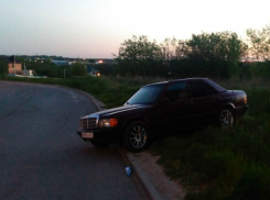 Загадочный «ночной гонщик» врезался в припаркованный у обочины автомобиль в Ростове