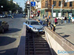  Очевидцы сняли аварию с полицейским авто, въехавшим в  подземный переход в центре Ростова