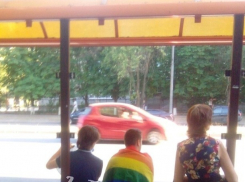 Отважных парней с флагом геев и лесбиянок чуть не «разорвали» жители Ростова