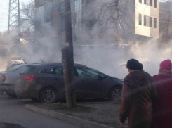 Прорвавшийся из трубы кипяток превратил в дымящийся «ад» улицу Ростова и попал на видео