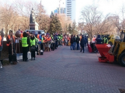 Чудесными механизмами для победы над зимними катаклизмами вооружились ростовские дворники