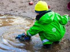 Трехлетний ребенок-велосипедист попал под колеса автомобиля в Ростовской области