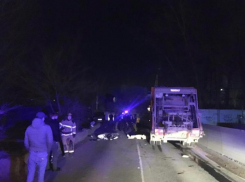 При столкновении скутера с мусоровозом в Ростове погибла 15-летняя девочка