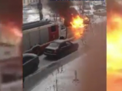 В ужасном пожаре на Западном дотла сгорели иномарка и ВАЗ