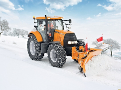 Ростовские школьники развлекались тем, что бегали возле работающей снегоуборочной машины