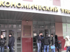 Странный мужчина в камуфляже угрожал взорвать здание студенческого общежития в Ростове и потребовал выдать террористов