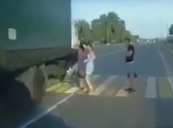 Шокирующее видео: пешеходы чудом избежали наезда «бешеной» фуры в Ростове