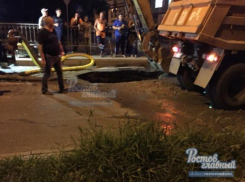 Асфальт на Вятской провалился из-за порыва водовода