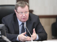 Полпред президента в ЮФО Устинов поручил активнее решать вопрос с аксайскими рынками