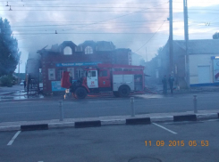 В Таганроге возле ТРЦ «Мармелад» загорелся ночной клуб