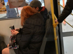 Рыжая девушка в мини-юбке с парнем и банкой в автобусе вызвали бурные эмоции жителей Ростова