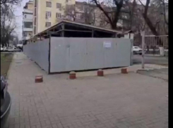 В центре Ростова под видом ремонта забора решили установить ларьки
