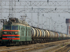 Попавший под колеса грузового поезда молодой мужчина выжил в Ростовской области