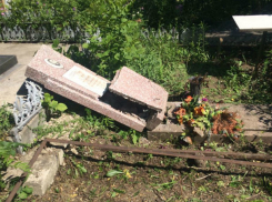 Бессердечные вандалы с корнем выворотили памятники и надругались над могилами в Ростове