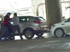 Два агрессивных водителя попытались устроить драку в центре Ростова и попали на видео