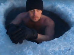 Шокирующую «экспериментальную заморозку» обнаженного мужчины в проруби Таганрога сняли на видео