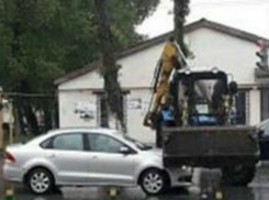 Придавивший ковшом иномарку трактор перекрыл движение на дороге Ростова