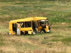 Пассажир автобуса, попавшего в ДТП на трассе в Ростовской области, скончался в больнице