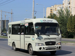 Водитель маршрутки показал нецензурный жест ростовчанке 