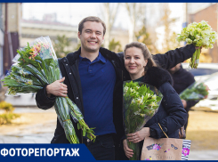 Охапки роз и тюльпаны для любимых: показываем, как в Ростове отмечали 8 Марта