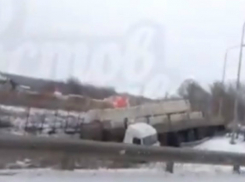 Огромная фура с прицепом слетела с обледеневшей трассы в Ростовской области на видео