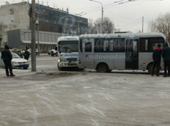 Два маршрутных автобуса попали в ДТП на ростовской остановке: пострадали пассажиры