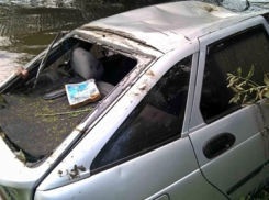 В озере в Ростовской области нашли автомобиль с мертвой семейной парой