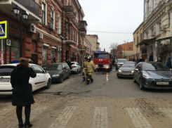 Из-за припаркованных машин пожарные не смогли подъехать к горящему в центре Ростова дому