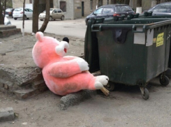 Огромный розовый медведь у контейнера вызвал бурные эмоции жителей Ростова 