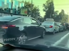 В Ростове на улице Красноармейской столкнулись шесть машин