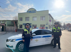 Полицейские помогли отвезти потерявшую сознание ростовчанку в больницу