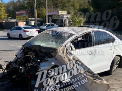 Автомобиль на скорости врезался в здание в Ростове