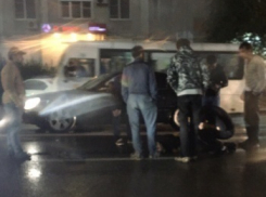 В Ростове на Красноармейской машина сбила молодую девушку
