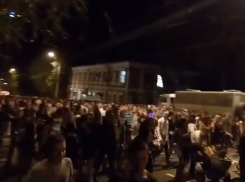 Местный житель назвал отмечающих День города на Театральной площади - зомби