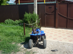 Четырехлетний мальчик разбился насмерть на квадроцикле, катая подругу в Ростовской области