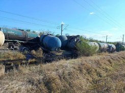 Более 170 железнодорожников восстанавливают пути после схода цистерн в Ростовской области