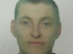 Парень в синих кроссовках и с синим телефоном в руках пропал в Ростовской области