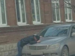 «Плач Ярославны» устроил на припаркованном автомобиле страдалец из Ростова