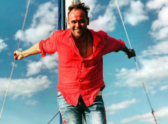 Звезда «Глухаря» Максим Аверин подарил книги маленьким пациентам больницы под Ростовом