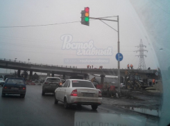 Уникальный светофор с тремя горящими цветами появился в Ростове