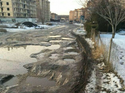 Прыгать через лужи с младенцем на руках вынуждены родители в Ростове