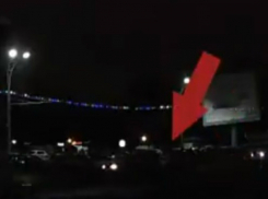 Шокирующий перелет сбитого пешехода через крышу автомобиля в центре Ростова попал на видео