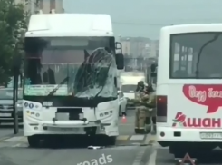 В Ростове два автобуса врезались в инкассаторский фургон