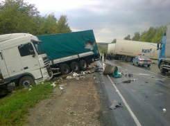 Три человека получили травмы в массовом ДТП с тремя грузовиками на трассе Ростовской области