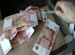 Поддельными пятитысячными купюрами рассчитывался в магазинах «художник» из Ростовской области