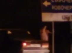 Забавный голый мужчина попытался на видео «обожествить» дорожный указатель в Ростове