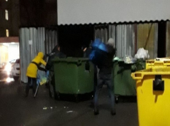 В Ростове жители дерутся за просроченную выброшенную еду