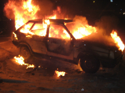 Охваченный огнем автомобиль уничтожил собственного хозяина под Ростовом
